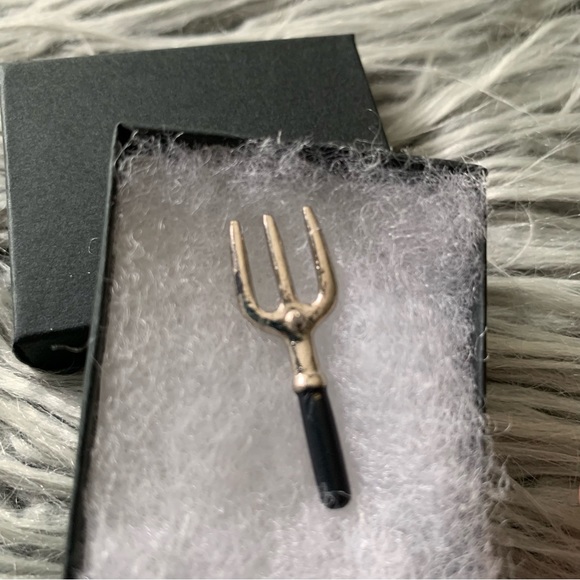 Vintage Gardening Lapel Pin Trowel Hand Fork Spade - Picture 2 of 6
